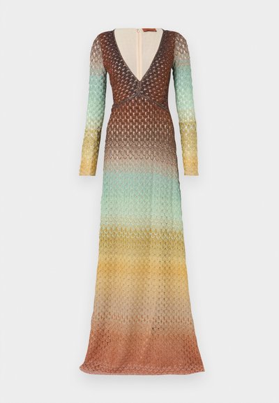 Rochie lungă, cu model, ce prezintă un decolteu în V, mâneci lungi și culori în gradient de la maro la galben auriu, realizată dintr-un material texturat, cu tricot deschis.