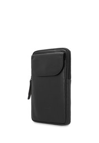 Pochette zippée en cuir noir avec poche avant à rabat, bords arrondis et marquage embossé discret à l'avant.