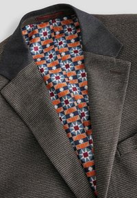 Next TAILORED FIT TRIMMED TEXTURED - Suknjič - brown