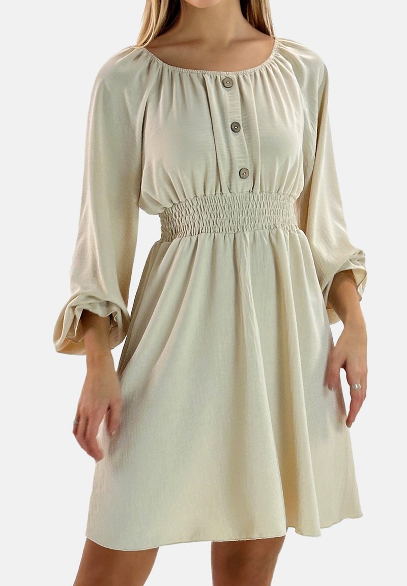 Beiges Kleid mit langen Ballonärmeln, tailliertem Einsatz und drei Knöpfen am Ausschnitt. Weicher, strukturierter Stoff mit fließender Silhouette.