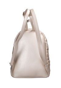 Zaino in finta pelle beige con superficie liscia, doppie spalline, parte superiore arrotondata e dettaglio decorativo a motivi trapuntati sui lati.