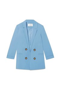 Svetle modrý blazer s klopovým límcem, dvouřadým designem, zlatými knoflíky a dvěma bočními kapsami. Hladká textura, přiléhavý střih.