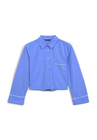 Chemise bleue à manches longues, coupée, avec des rayures verticales blanches, un col et une poche poitrine bordée de blanc.