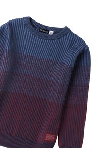 Sweter dzianinowy z prążkowanym wzorem, niebieskimi i czerwonymi poziomymi paskami oraz małą metką na dolnym wykończeniu. Okrągły dekolt i długie rękawy.