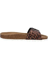 Korksohlensandalen mit einem Obermaterial im Leopardenmuster und einem schwarzen Riemen. Ausgestattet mit einem strukturierten Stoff und einer weißen Gummisohle.