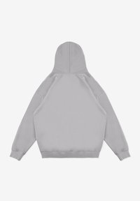 Szara bluza z kapturem o miękkiej fakturze, z opadającymi ramionami, ściągaczami przy mankietach i na dole. Posiada dużą, nieozdobioną tylną stronę.