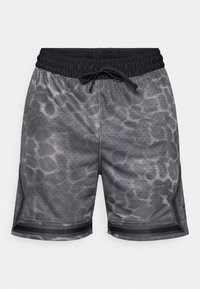 Γκρι αθλητικό σορτς με υφή, ύφασμα από δίχτυ, ελαστική μέση και κορδόνι. Διαθέτει μαύρες ρίγες διακόσμησης στη βάση.