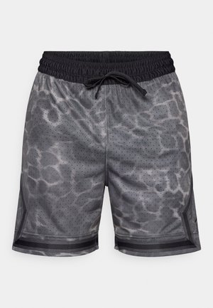 Sive sportske kratke hlače s teksturiranim uzorkom, mrežastim tkanjem, elastičnim pojasom i vezicom. Imaju crne pruge kao naglasak na rubu.