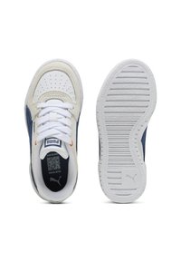 Sneakers bianchi e navy con tomaia in suede e rete, dotati di perforazioni, lacci bianchi e suola in gomma testurizzata. Logo Puma visibile.