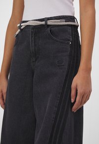 adidas Originals Široke nogavice - black