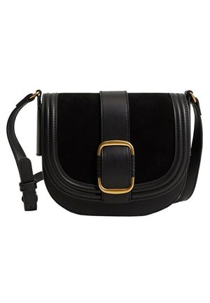 Zwarte leren zadeltas met een suède voorkant, gouden gespsluiting, afgeronde vorm, platte schouderriem en gestikte details langs de randen.