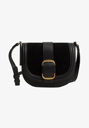 Sort læder saddeltaske med forside i ruskind, spænde i guldmetal, rund form, flad skulderrem og syning langs kanterne.