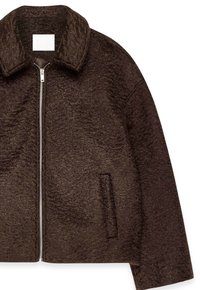 Giacca in lana marrone a zip con colletto e tasche laterali, mostrata nella parte superiore su uno sfondo bianco.
