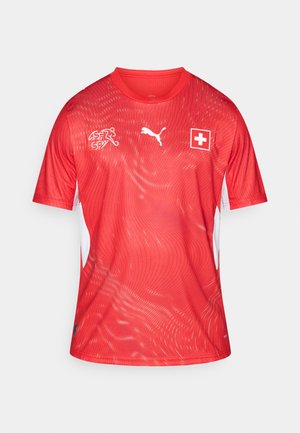 Rød sports-T-shirt med korte ærmer lavet af letvægtsstof, med et swirl-mønster, hvide accenter, Puma-logo og schweizisk flagemblem.
