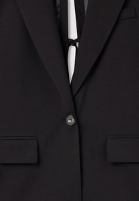 Blazer nero con chiusura a un bottone, due tasche frontali e una texture liscia con sottili dettagli di cucitura.