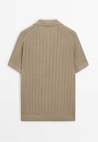 Polo en maille beige à manches courtes avec motif côtelé vertical et col, présenté de dos sur un fond blanc.