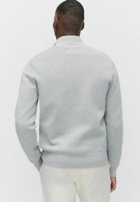 Grå strikket sweater med høj krave, ribbede manchetter og kant, glat tekstur og afslappet pasform, set bagfra.
