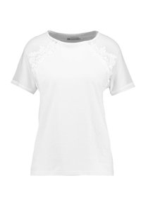 Camiseta blanca de manga corta con acentos de encaje floral en los hombros, cuello redondo y una suave tela de algodón.