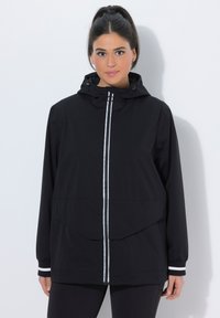 Czarna kurtka z kapturem i suwakiem z przodu, z białymi paskami jako akcentami oraz luźnym krojem. Materiał wydaje się lekki, odpowiedni do noszenia warstwowego.