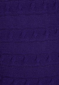Tissu en tricot violet foncé avec des motifs torsadés horizontaux alternant avec des sections en tricot plat.
