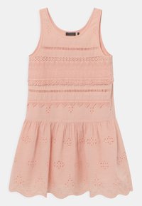 Bledě růžové šaty bez rukávů s podrobnou výšivkou, otvory a rozšířenou sukní. Hladká struktura se zvlněným lemem.