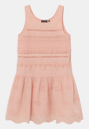 Vestido sin mangas de un rosa pálido con bordados detallados, patrones de ojal y una falda acampanada. Textura suave con dobladillo con forma de ondas.