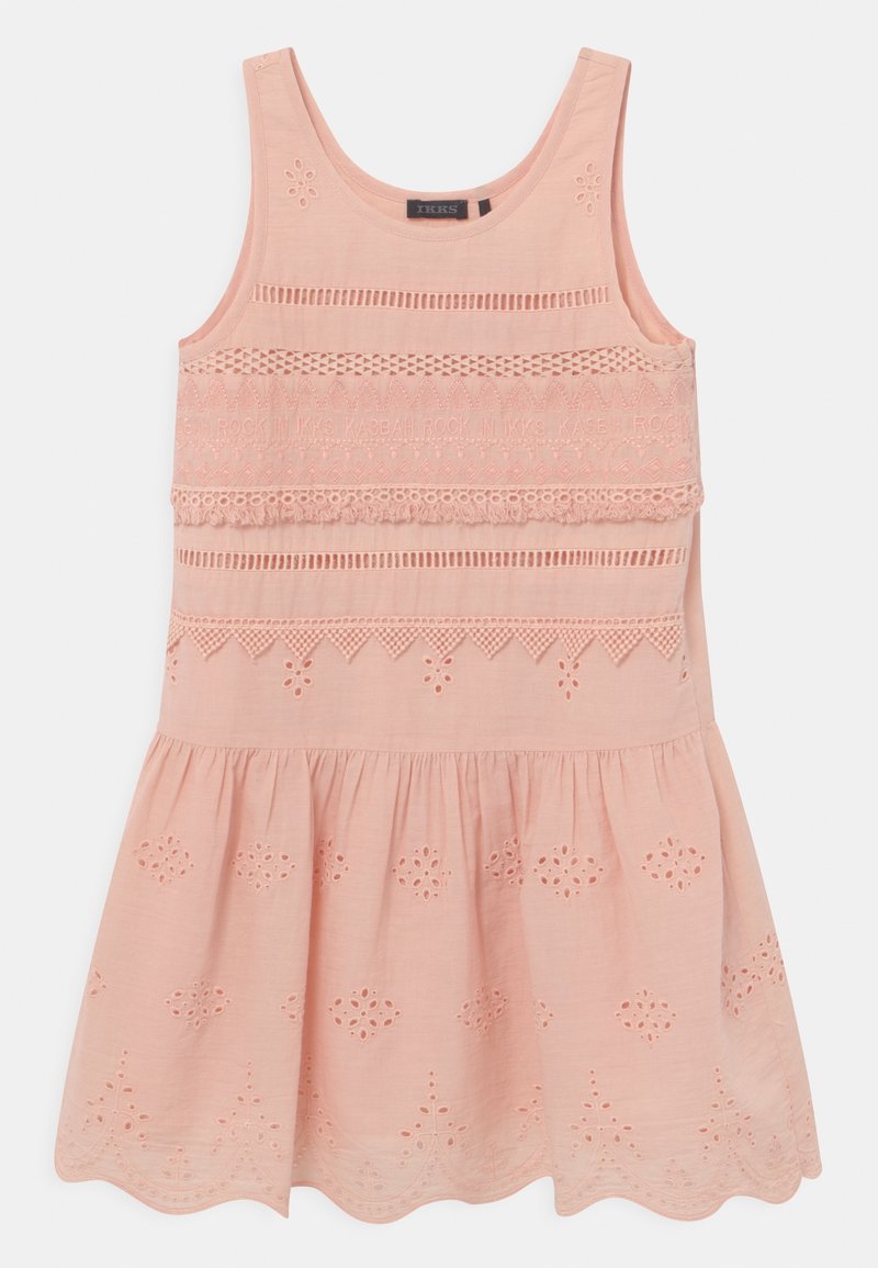 Bledě růžové šaty bez rukávů s podrobnou výšivkou, otvory a rozšířenou sukní. Hladká struktura se zvlněným lemem.