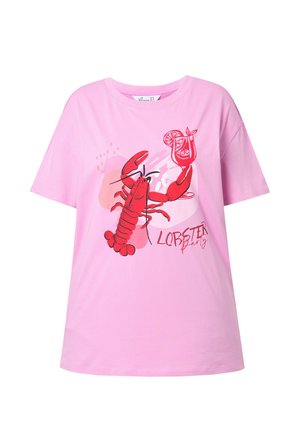 T-shirt rose à manches courtes avec un homard rouge tenant un verre à cocktail et le texte « Lobster Party » sur le devant.