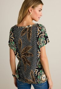 Next V-NECK BUBBLE HEM - REGULAR FIT - T-Shirt print - black palm print
