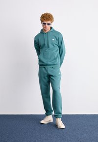 New Balance SPORT ESSENTIALS HOODIE UNISEX - Melegítőfelső - new spruce