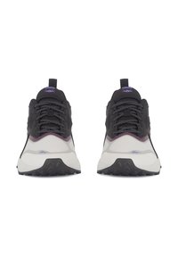 Czarne buty sportowe z szarymi sznurówkami, panelami z siateczki, białą i fioletową śródpodeszwą oraz czarną, teksturowaną podeszwą zewnętrzną. Widok z przodu.