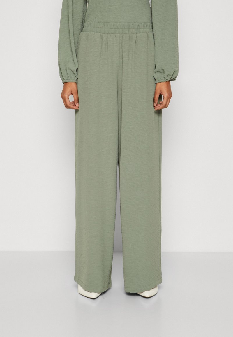 Vero Moda Petite - VMALVA WIDE - Pantalones - laurel wreath, Ampliar