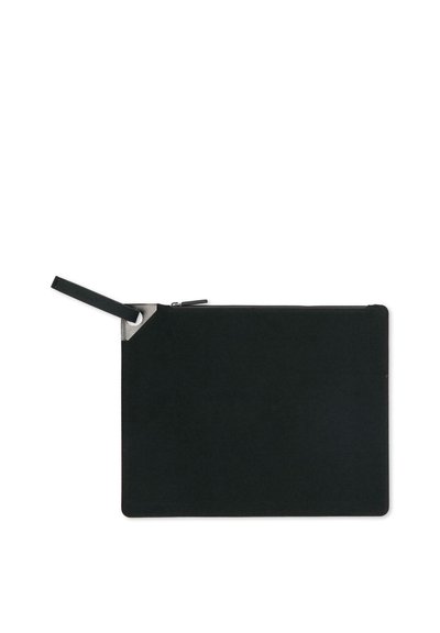 Pochette noire zippée de forme rectangulaire plate, présentant une surface texturée et un détail métallique contrastant à l'angle.