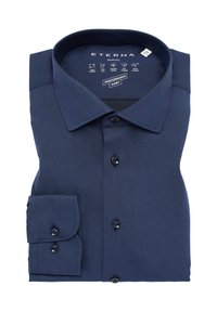 Marineblauwe slim-fit shirt van natuurlijke katoen, met een klassieke kraag, zwarte knopen en een enkelvoudige knoopmanchet. Vlak fold ontwerp.