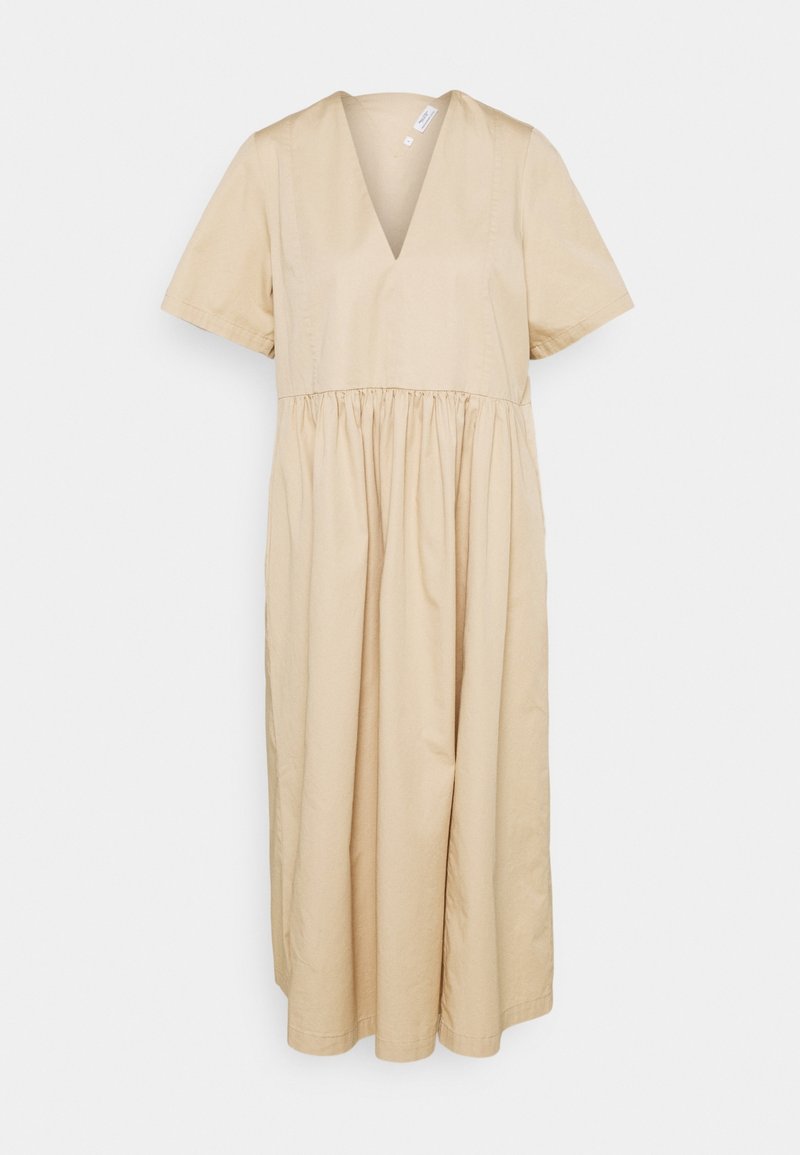 Vestido de algodón beige con mangas cortas, un escote en V profundo, cintura ceñida y una falda fluida que llega a la mitad de la pantorrilla.