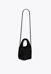 Borsa nera con superficie texturizzata, dotata di un manico corto e di una tracolla a catena. Caratterizzata da embellishments con borchie e da una forma unica.