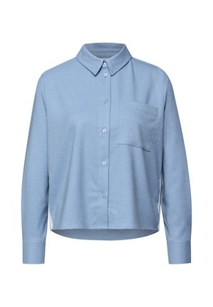 Camicia button-up azzurra, realizzata in tessuto morbido, presenta un colletto, maniche lunghe, una tasca sul petto e una vestibilità rilassata con orlo curvato.
