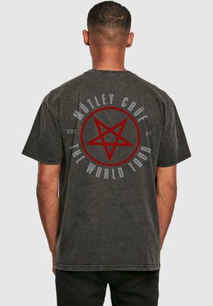 Čierne bavlnené tričko s červeným pentagramom a textom "MÖTLEY CRÜE", s jemnou textúrou a krátkymi rukávmi.