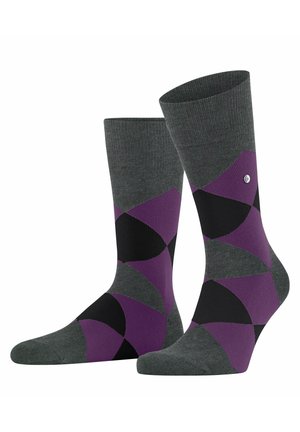 Paar graue Crew-Socken mit einem geometrischen Muster aus lila und schwarzen gebogenen Formen und einem kleinen runden silbernen Logo auf einer Socke.