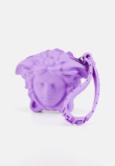 Vijolična silikonska denarnica v obliki klasičnega obraza, ki ima zapletene detajle in usklajen vzorčen trak za nošenje.