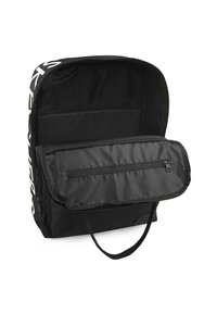 Mochila negra con un forro interior brillante, equipada con un bolsillo delantero con cierre y correas ajustables. Presenta un destacado diseño de logo en blanco.