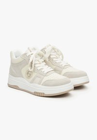 Beżowe i kremowe sneakersy za kostkę z zamszu, z perforowanym noskiem, białymi sznurowadłami i gumową podeszwą z subtelnym detalem logo.