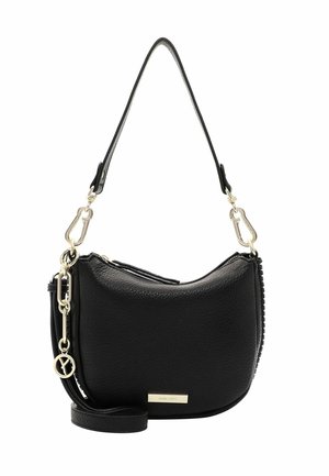 Bolso bandolera de cuero negro con textura, herrajes dorados, correa desmontable, cierre de cremallera y pequeña placa con el logotipo de la marca en el frente.