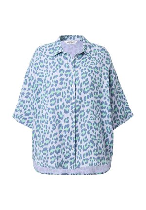 Lyseblå bluse med løs pasform, korte ærmer og knaplukning foran. Har et leopardmønster i grøn og mørkeblå.