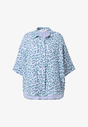 Lichtblauwe blouse met een losse pasvorm, korte mouwen en een knoopsluiting aan de voorkant. Voorzien van een luipaardprint in groen en donkerblauw.