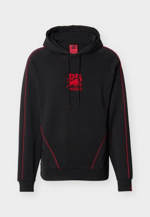 Zwarte hoodie met rode biezen op de mouwen en voorzakken, rood logo en de tekst "HUGO" centraal op de borst, trekkoorden aan de capuchon.