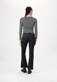 BDG Urban Outfitters BROOKE - Šiek tiek platėjantys apačioje džinsai - black