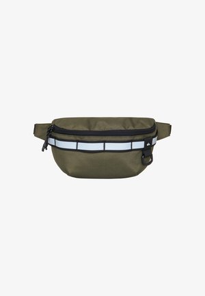 Olijfgroene heuptas gemaakt van duurzaam materiaal, met een zwarte rits, reflecterende lichtblauwe streep en een zijbevestiging voor sleutels.