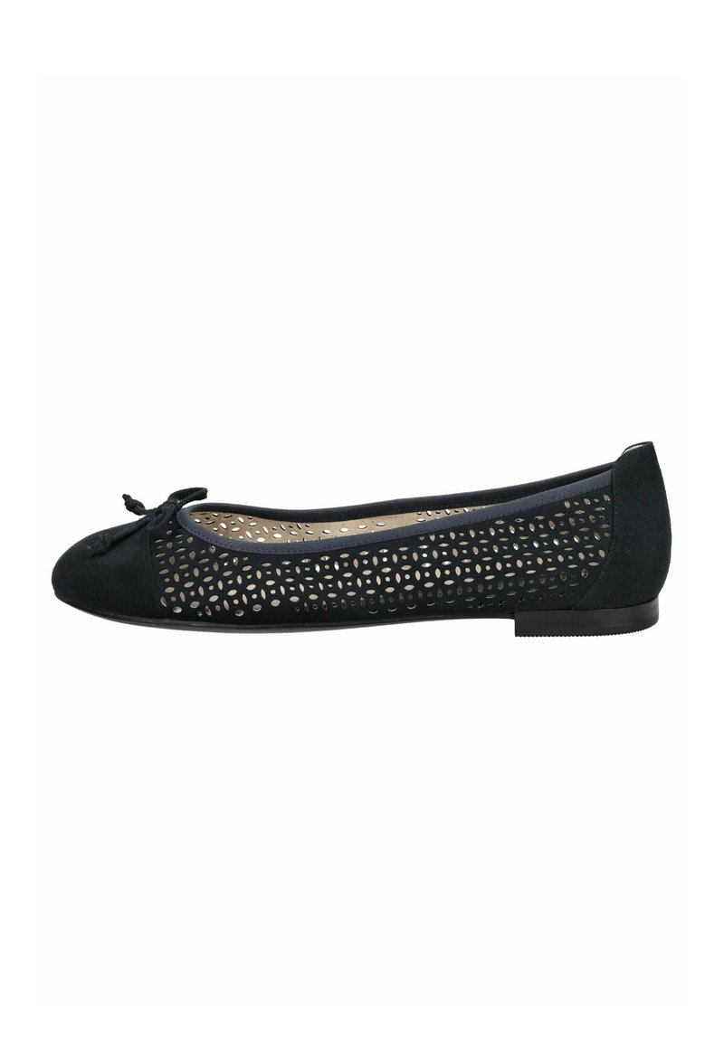 Ballerine nera in suede con un design perforato sui lati, con punta arrotondata e un piccolo fiocco decorativo sulla parte anteriore.