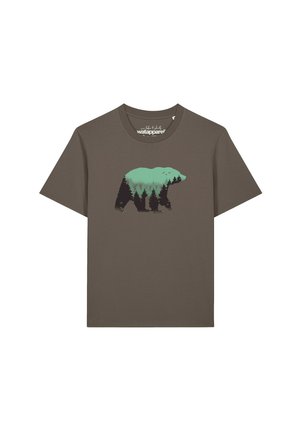 Braunes T-Shirt mit kurzen Ärmeln und einer grünen und schwarzen Bärengrafik, die Bäume und Vögel innerhalb der Bärenform auf der Brust zeigt.